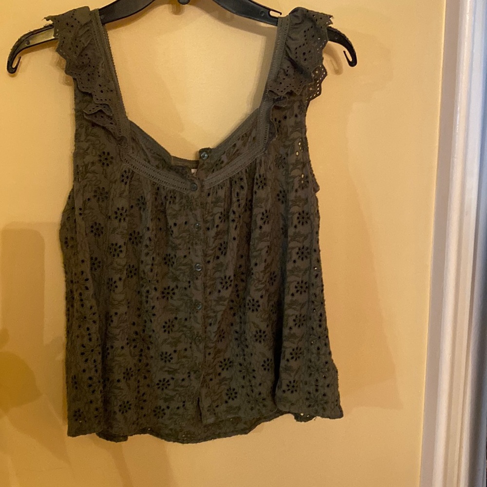 LUCKY BRAND CROP TOP ARMY GREEN EMBROIDERED EYELET SO CUTE EUC NEVER WORN